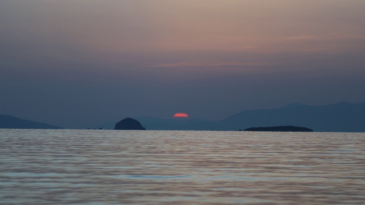 Turgutreis海滨小镇和壮观的日落。博德鲁姆,土耳其。视频素材