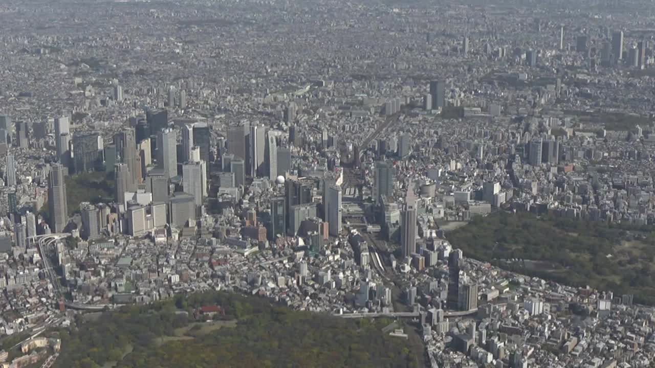 空中，日本东京新宿站周围视频素材