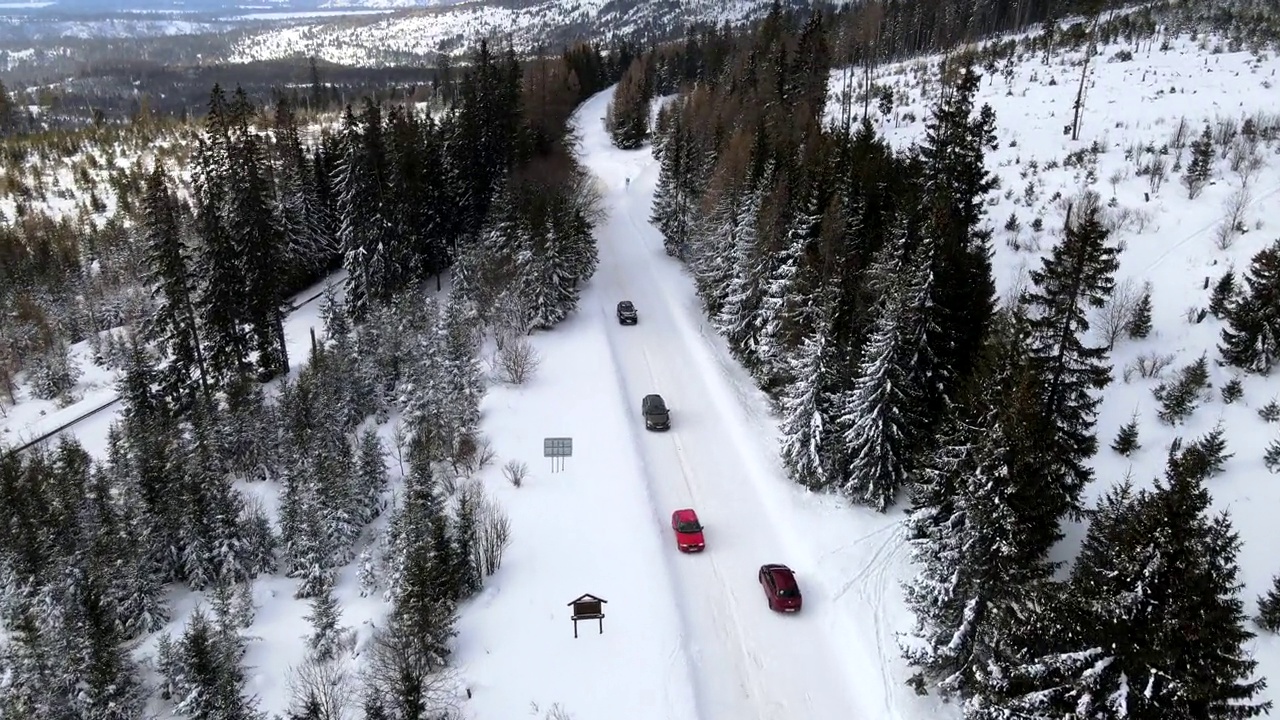 汽车在雪山道路上移动的鸟瞰图视频素材