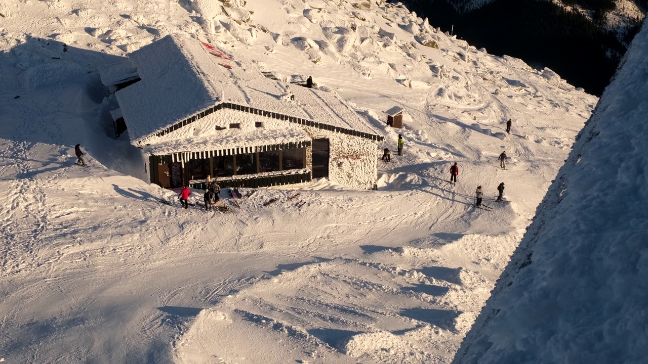 山顶滑雪胜地的日落视频素材