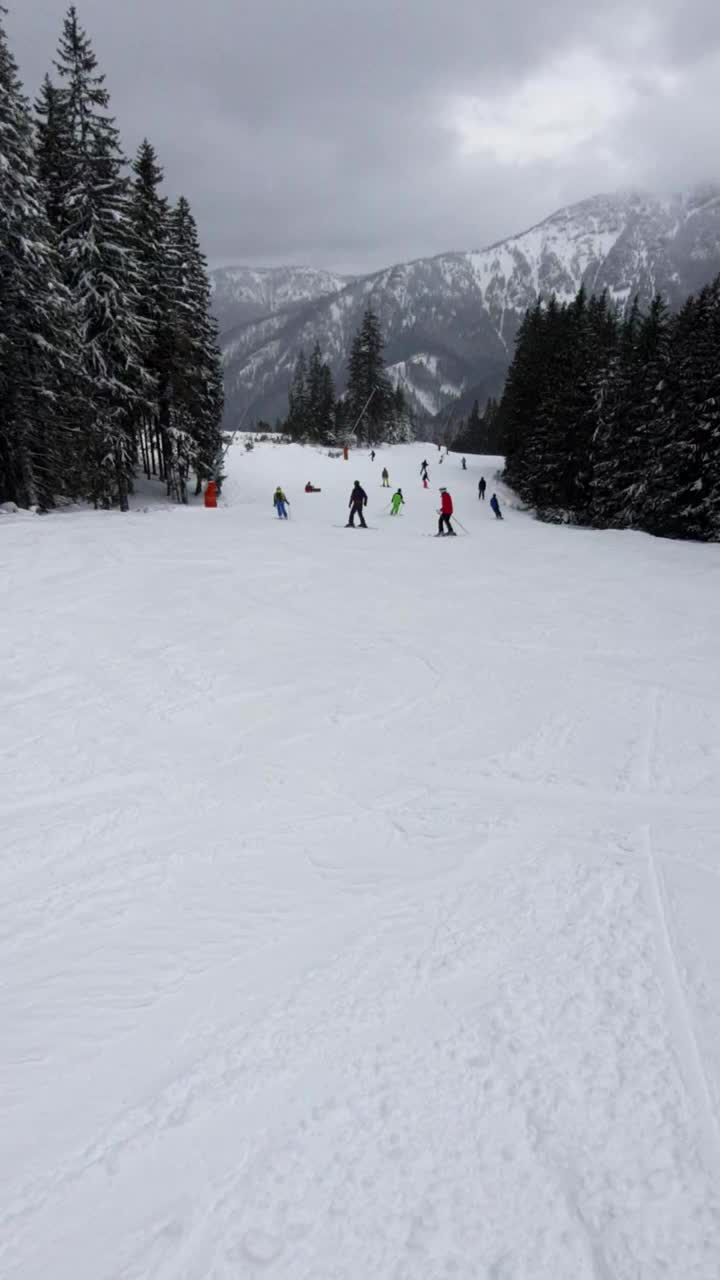 在斯洛伐克山区度假胜地滑雪斜坡的观点视频素材