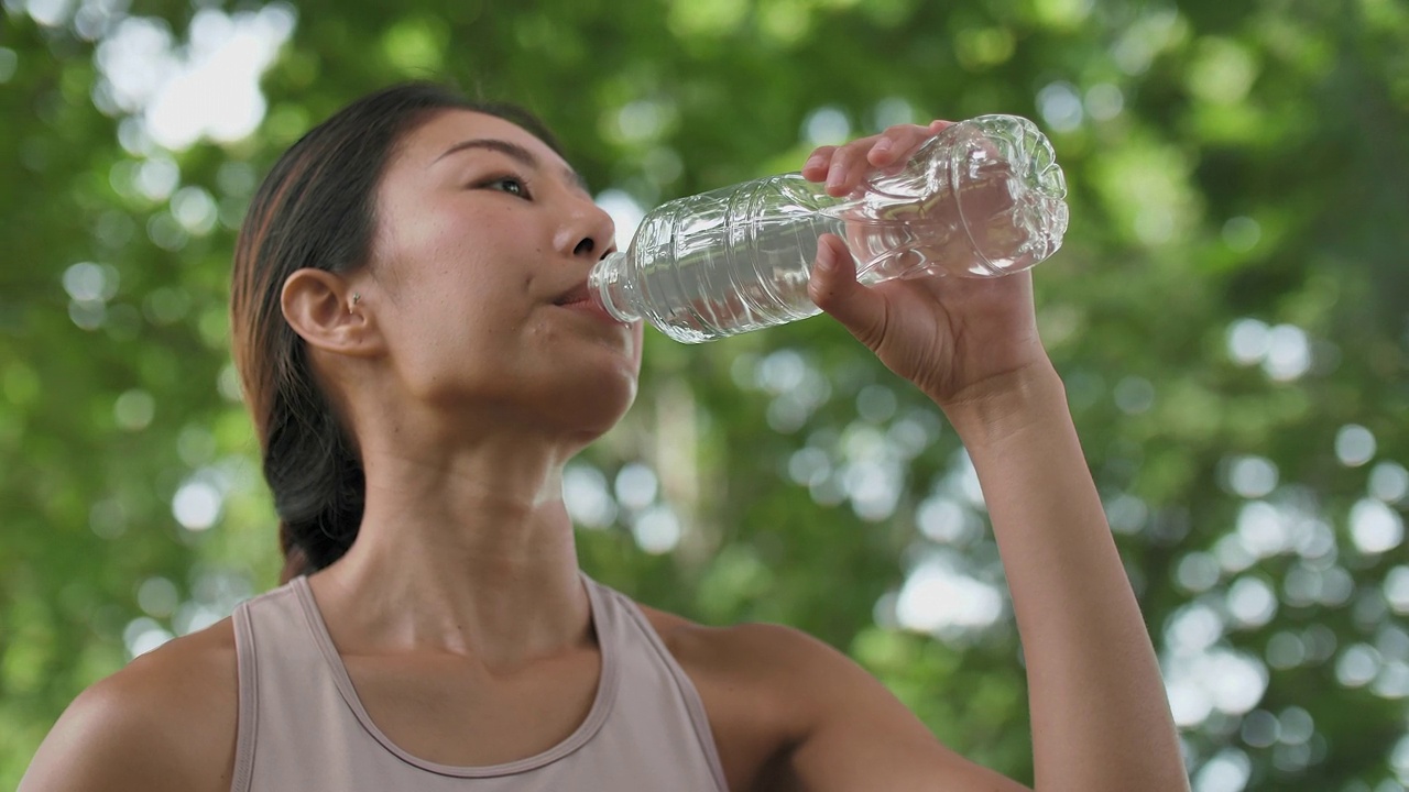 户外锻炼后喝水视频素材