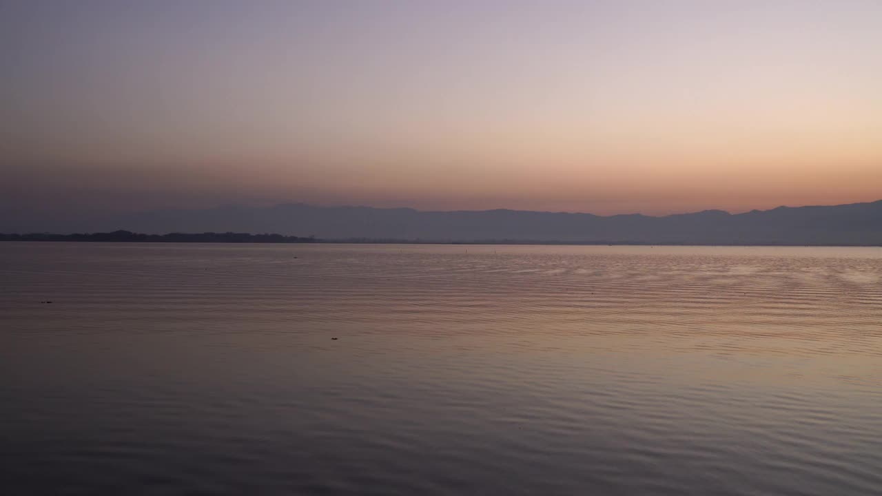 泰国北部关帕尧湖的美丽日落视频下载