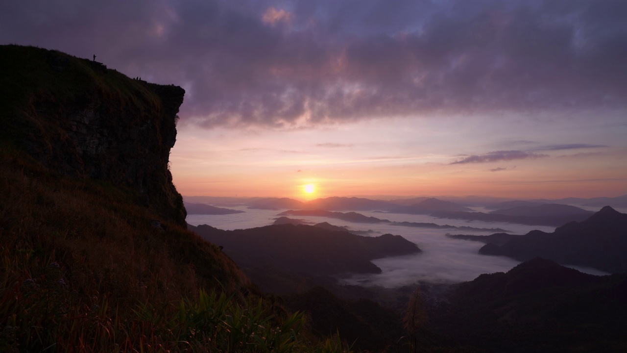 泰国清莱省富池法的移动雾山和热带雨林中的雾景视频下载