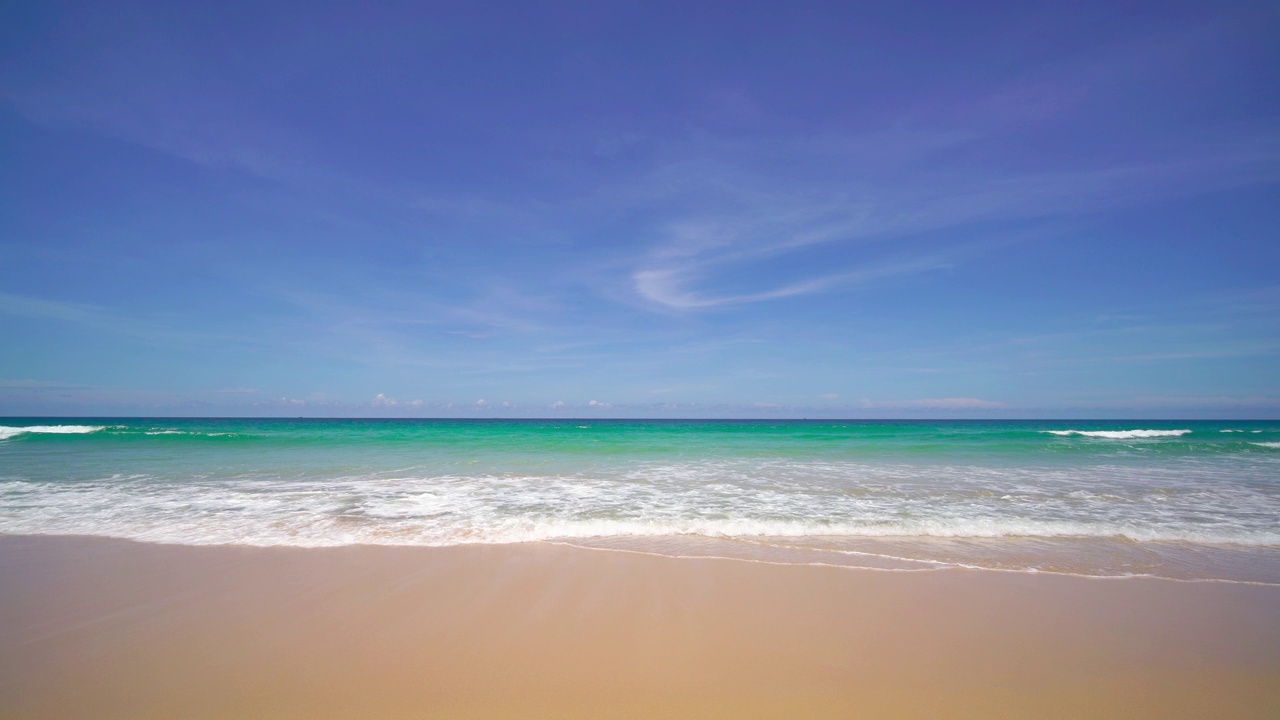 泰国普吉岛海滨。夏日的沙滩、沙滩和天空的风景。海滩海空间区域。在泰国普吉岛的卡伦海滩。2020年5月9日视频素材