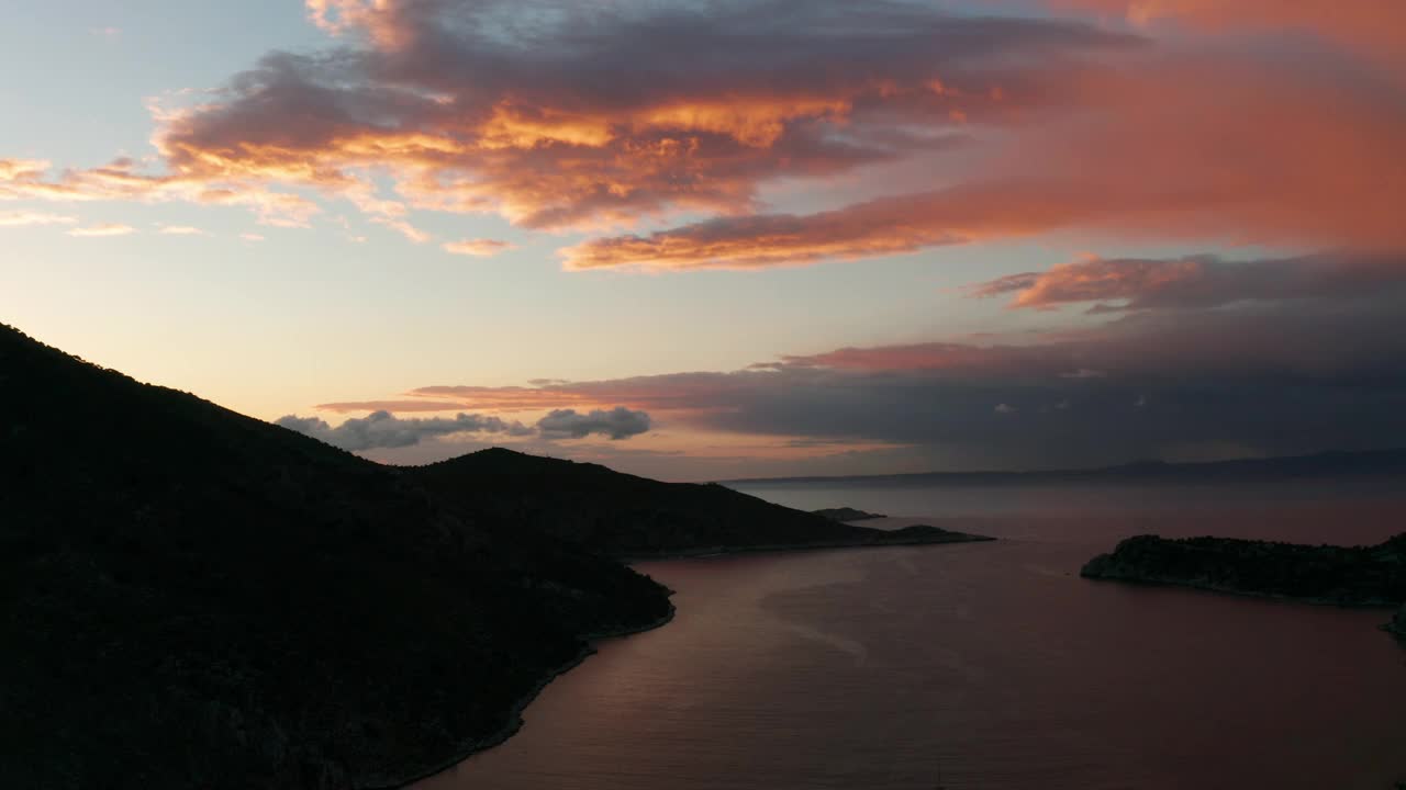 土耳其Bozukkale海湾的鸟瞰图。爱琴海的岩石海岸视频素材