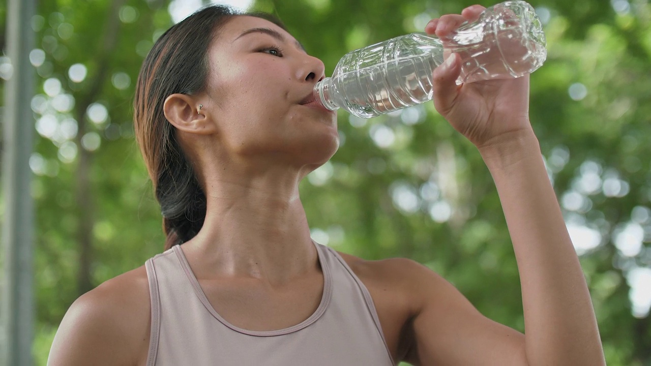 户外锻炼后喝水视频素材