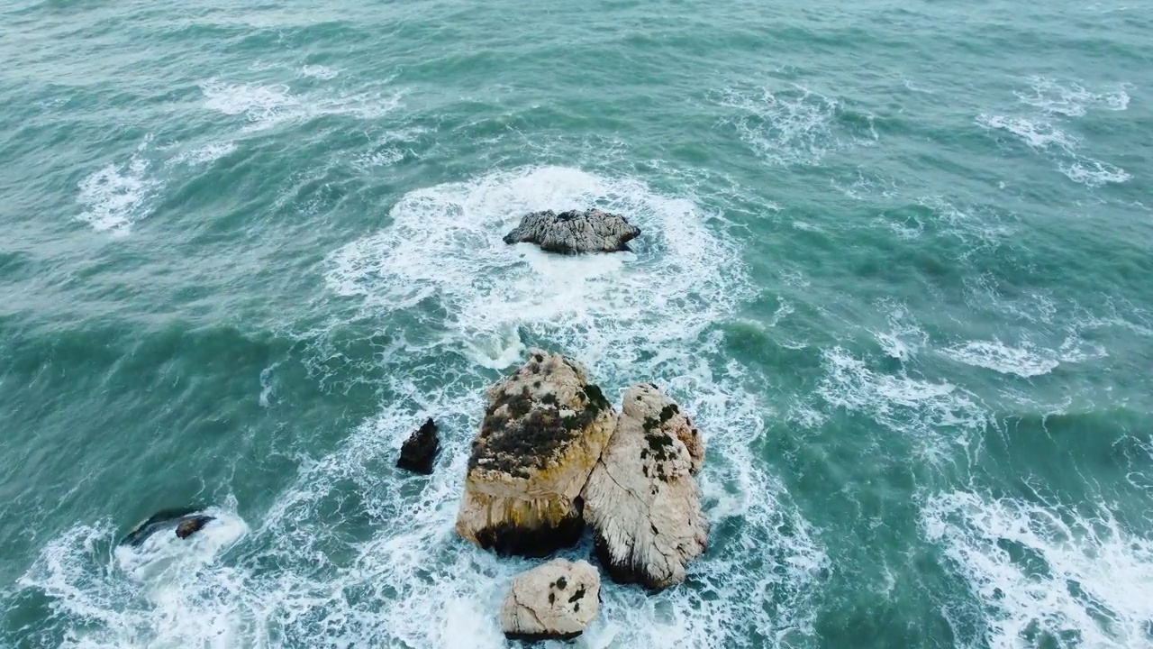 海浪撞击岩石，海水风暴和巨浪，空中景观视频素材