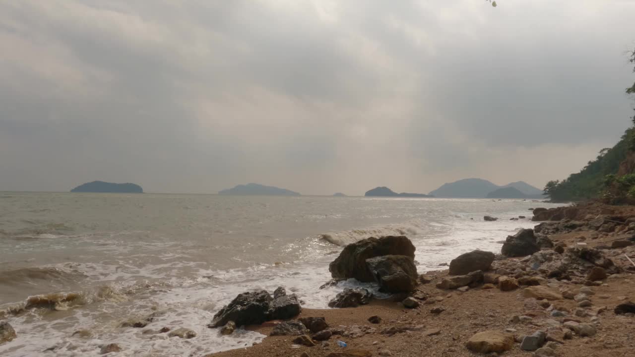 亚洲妇女在海边旅行的背景。视频素材