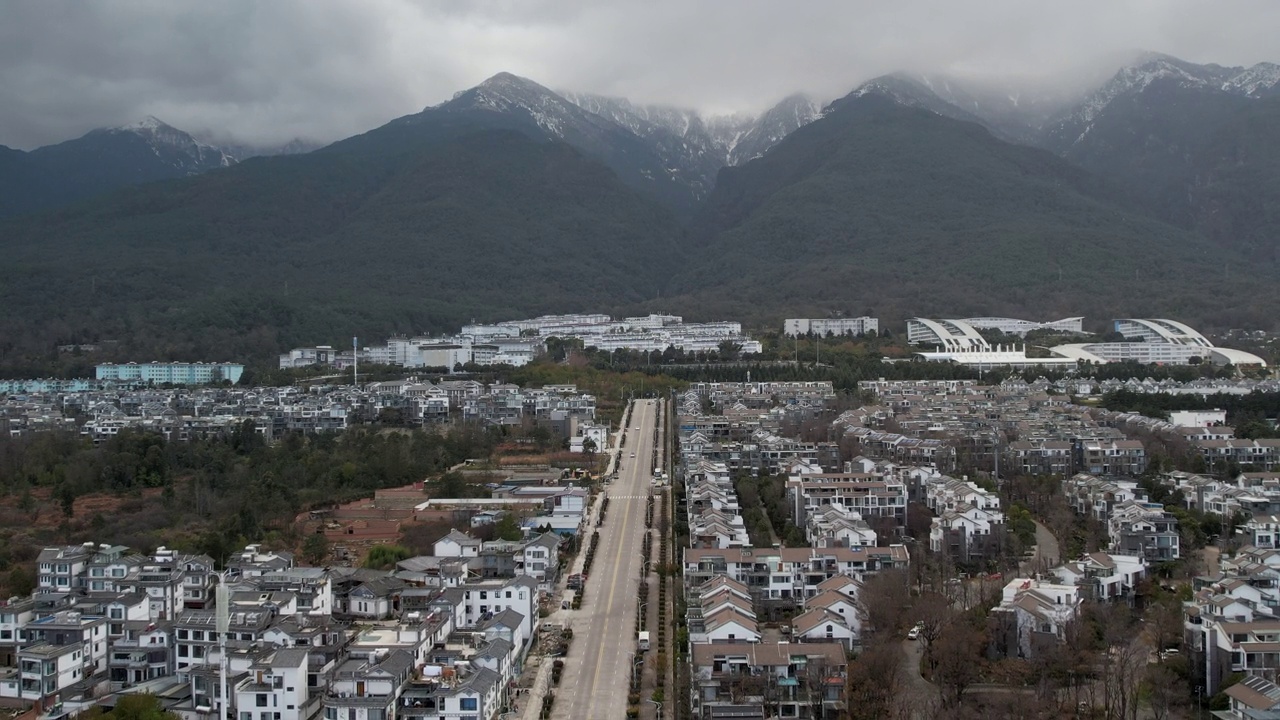 中国云南省大理苍山脚下的一条笔直的汽车路视频素材