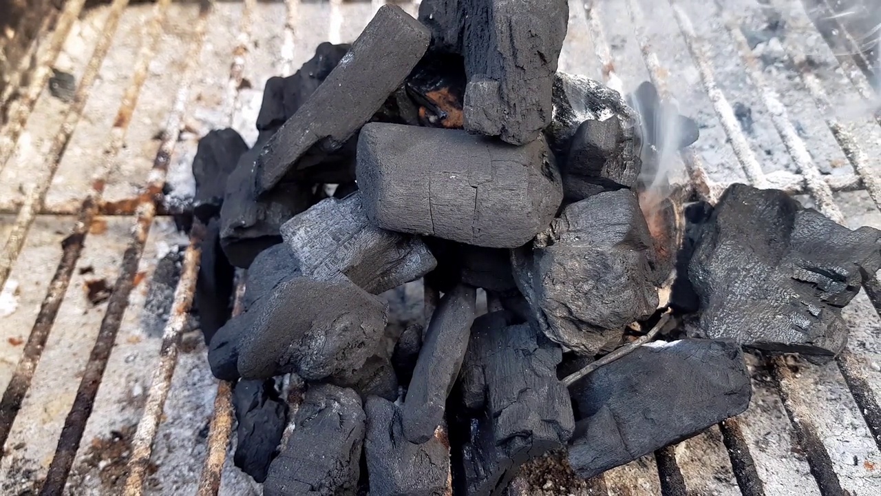 户外烧烤时燃烧的木炭视频下载