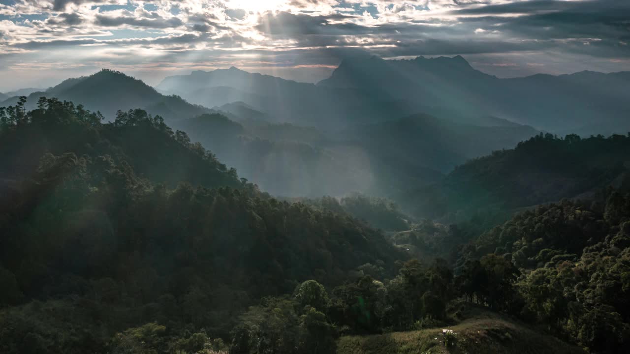 空中超摄的日出通过云山景观视频素材
