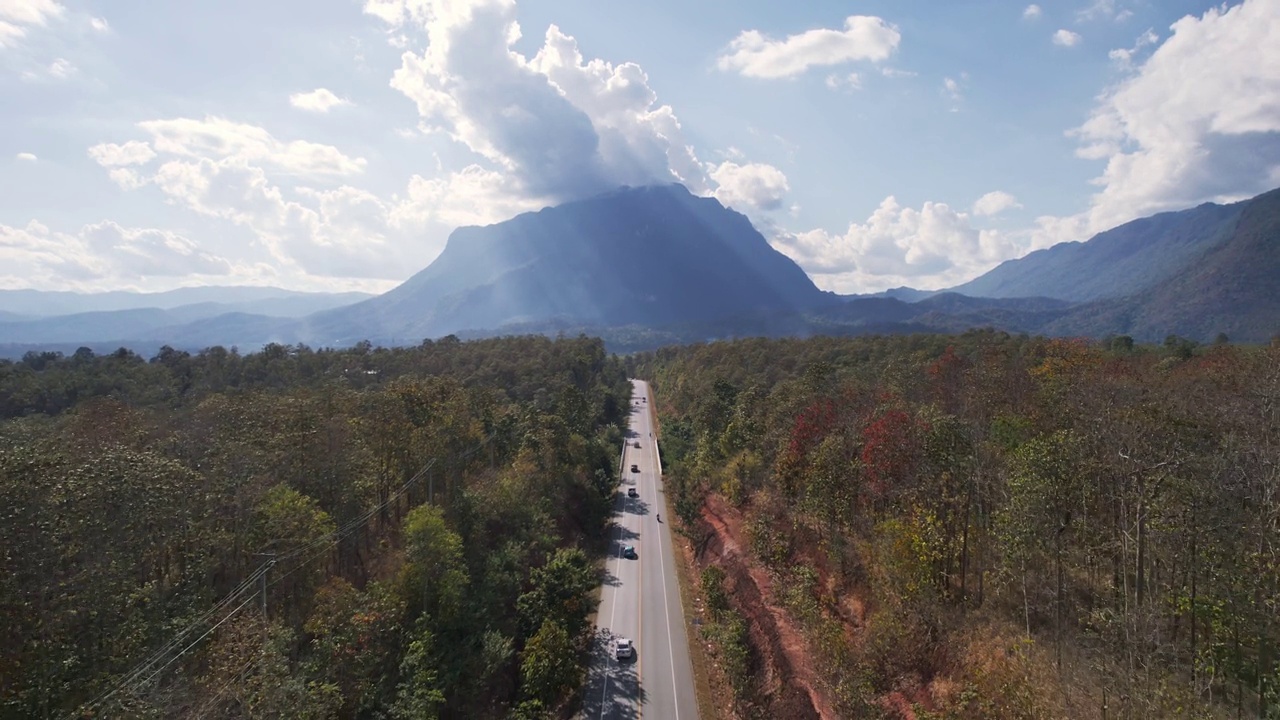 鸟瞰图，琅江道石灰岩山与公路之间的秋天森林在明亮的一天视频素材