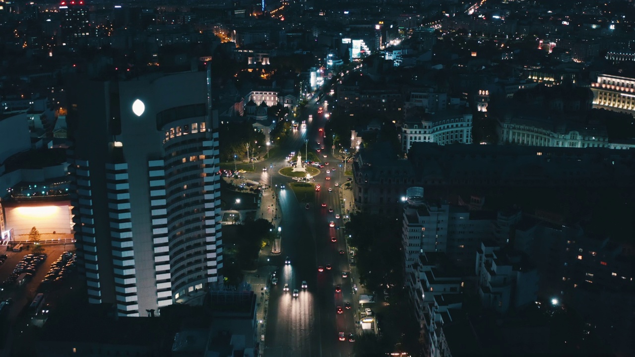 汽车驶过夜晚城市的街道。4 k。视频素材