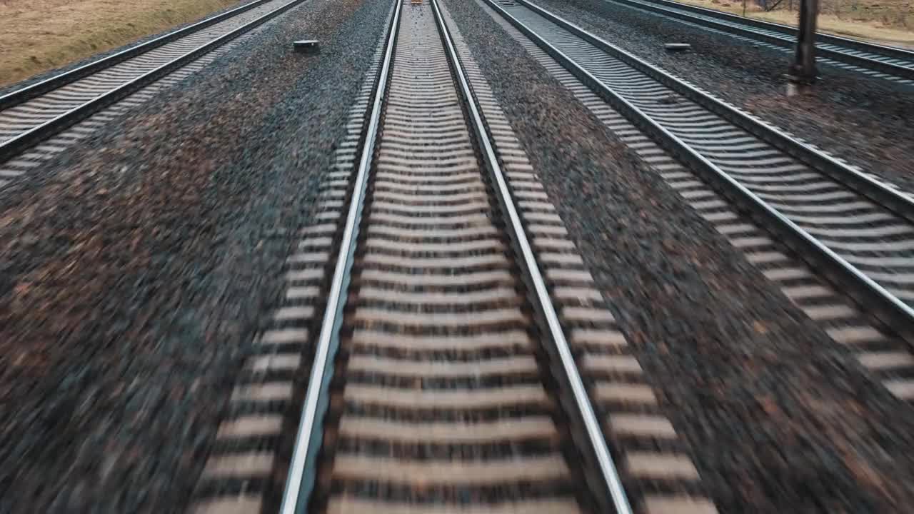 铁路轨道与混凝土铁路枕木和碎石轨道压碴从机车列车司机POV视频素材