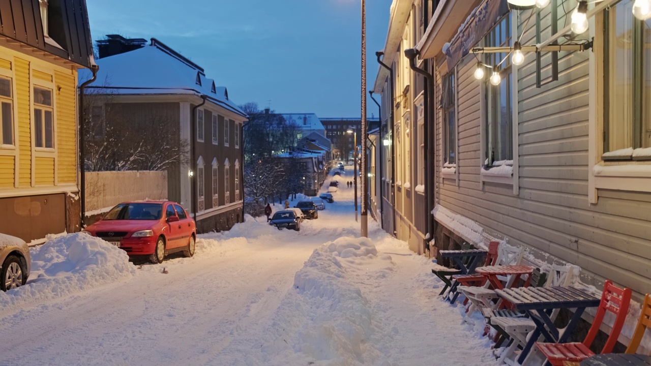 在多雪的冬天，在普瓦利拉社区视频素材