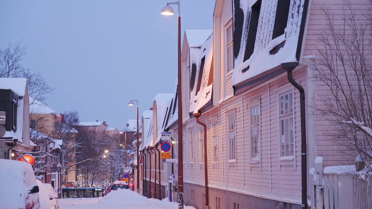 在雪天的冬天，普瓦里拉社区的景色视频素材