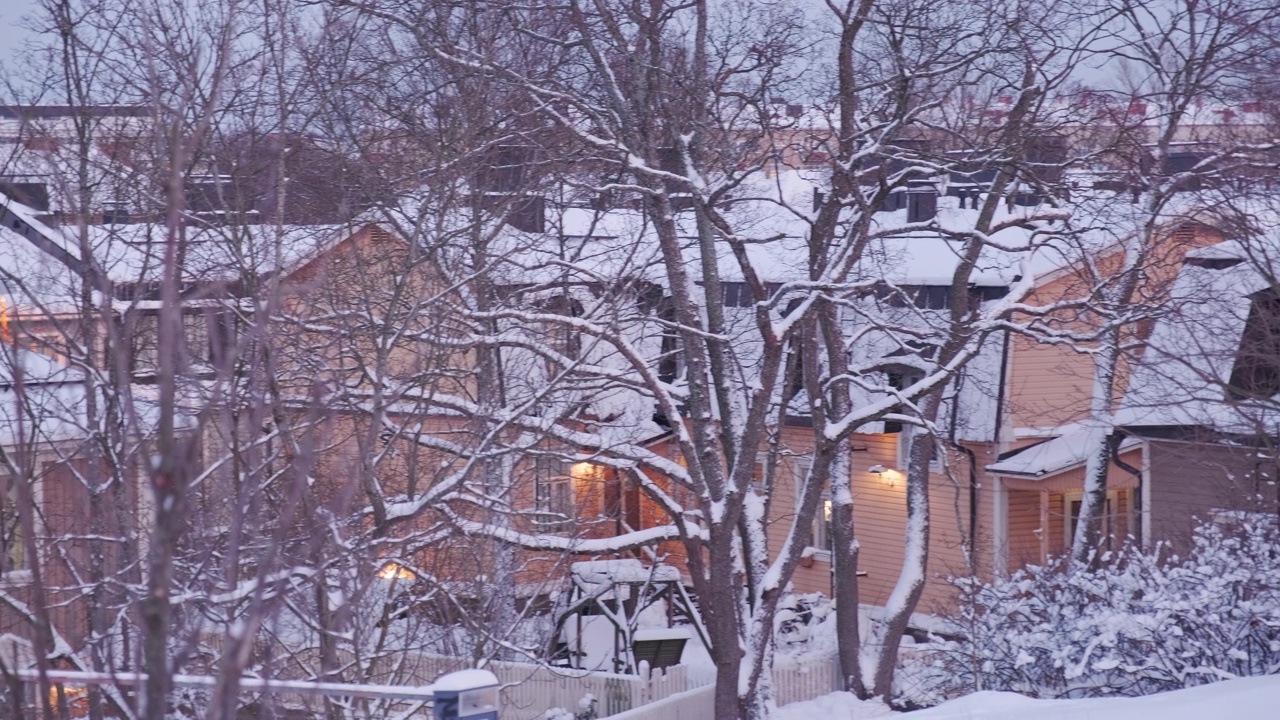 在雪天的冬天，普瓦里拉社区的景色视频素材