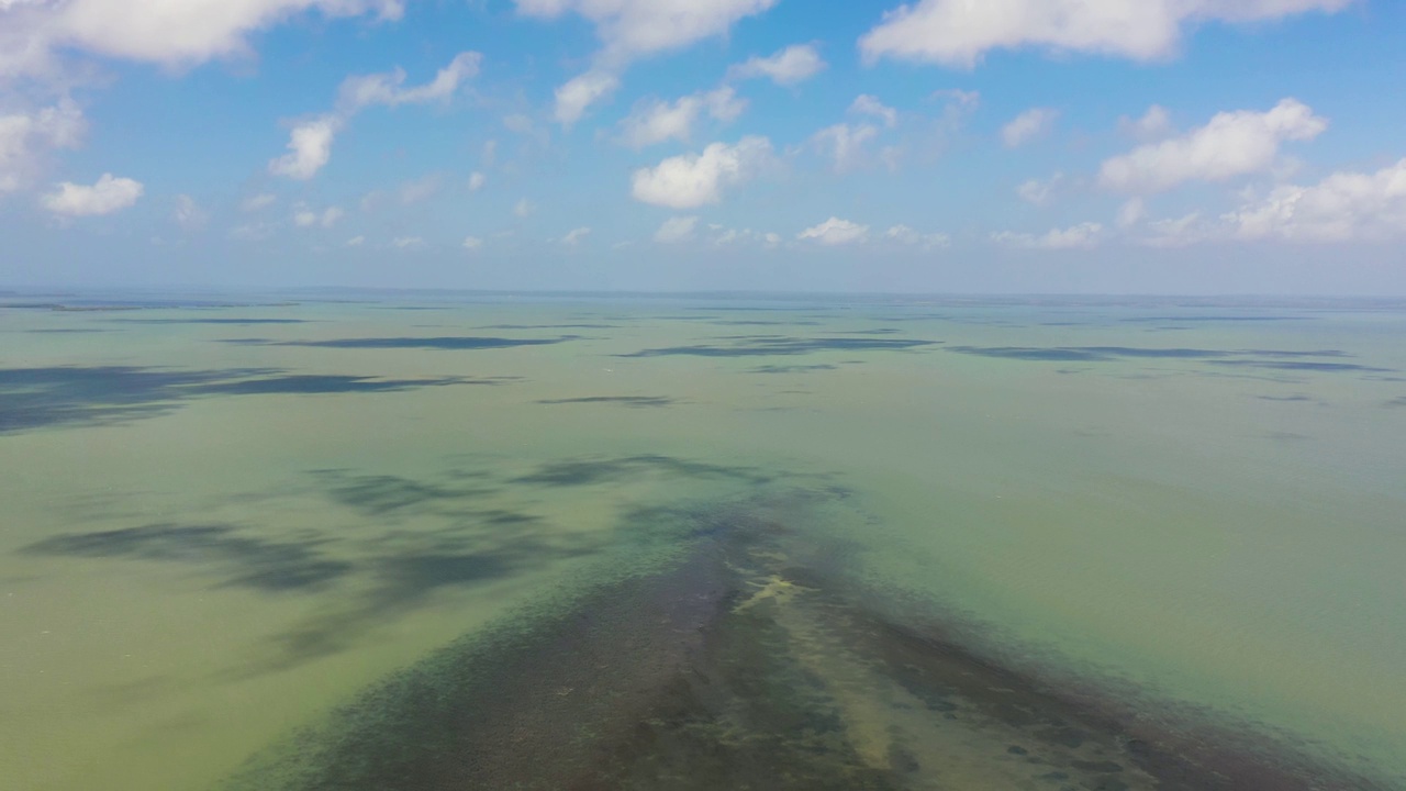 碧海有浪，天空有云。海洋的天空视频素材