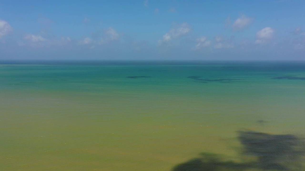 碧海有浪，天空有云视频素材