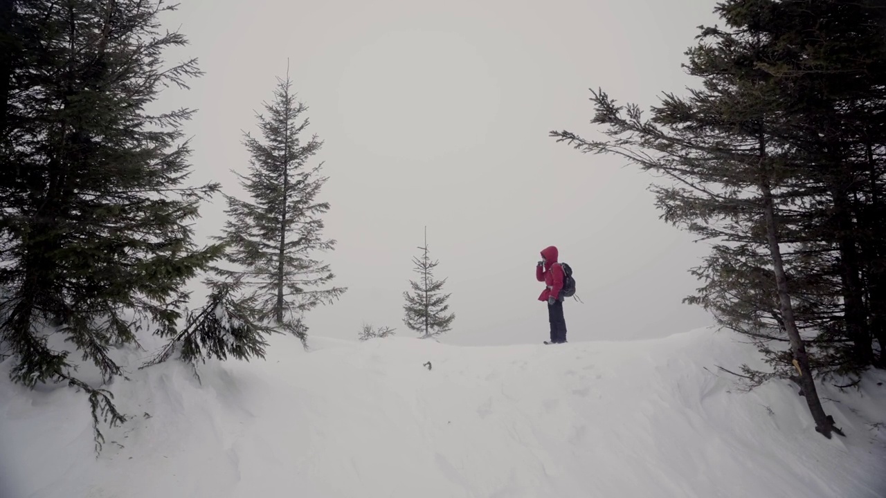 冬天雪山上的旅行者。在冬季极端天气条件下徒步旅行视频素材