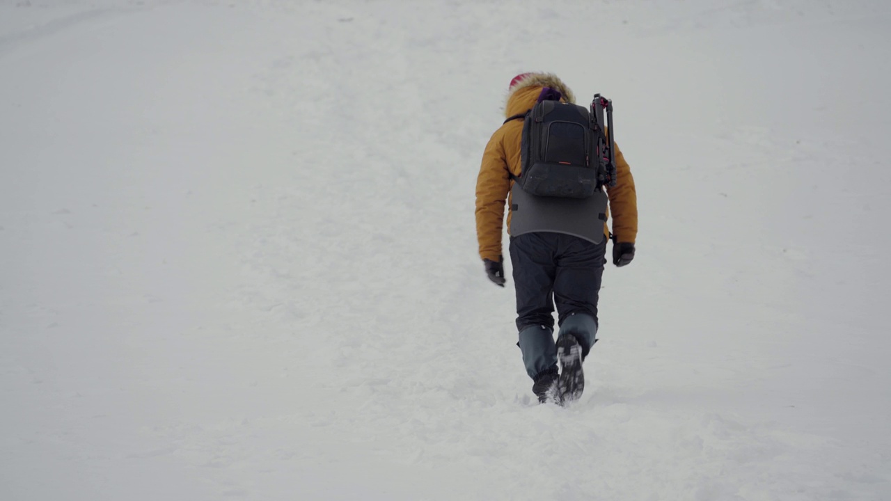 冬天雪山上的旅行者。在冬季极端天气条件下徒步旅行视频素材