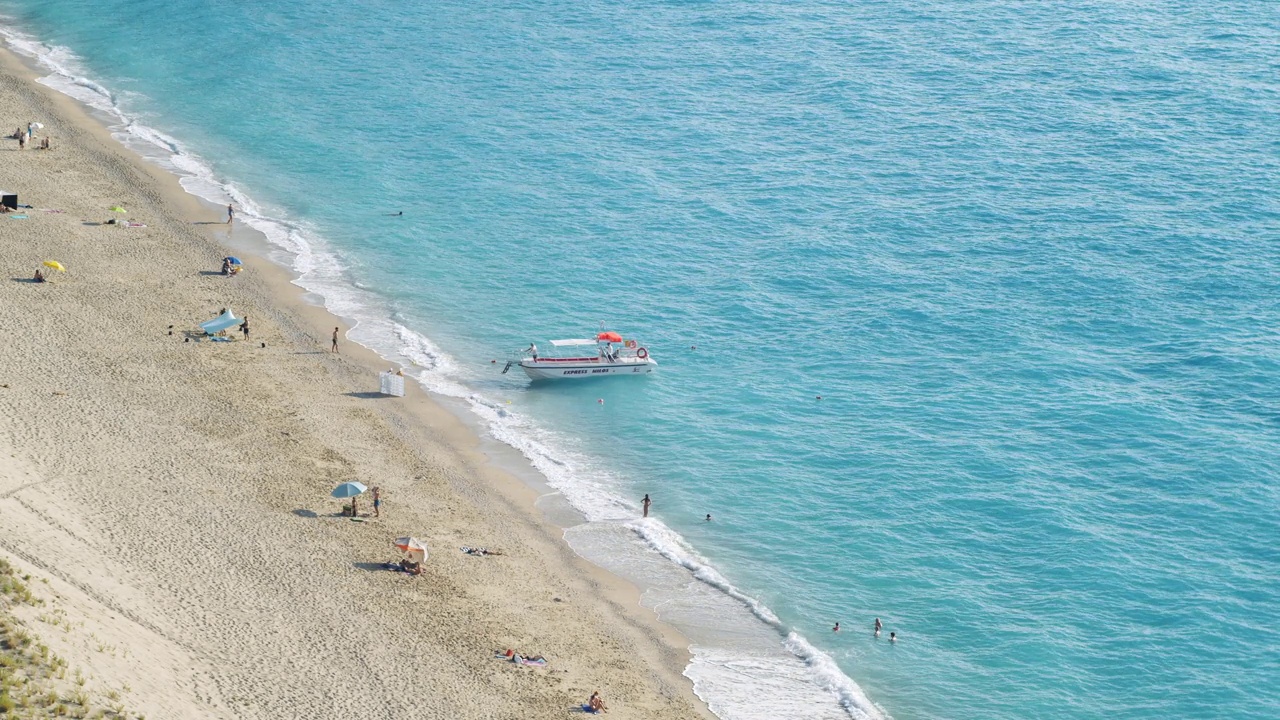 米洛斯岛海滩,Lefkas,希腊。跳上船来接游客视频素材