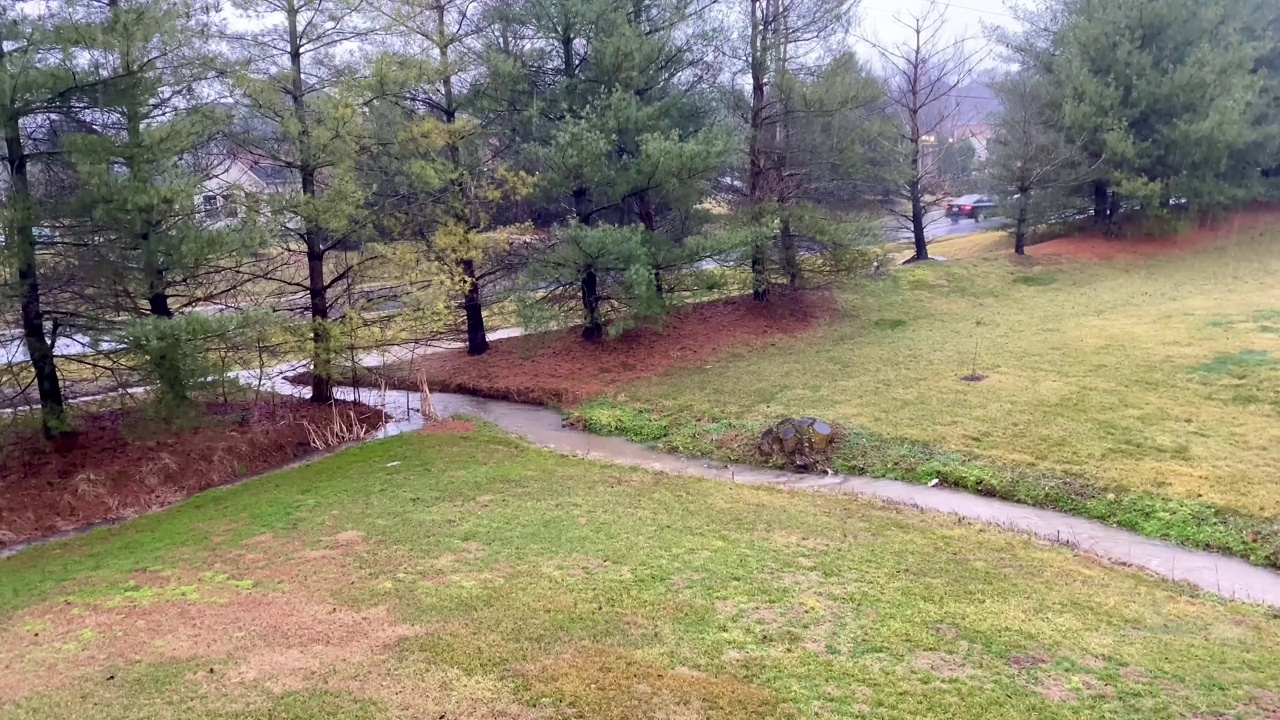 下雨天的后院景色视频下载