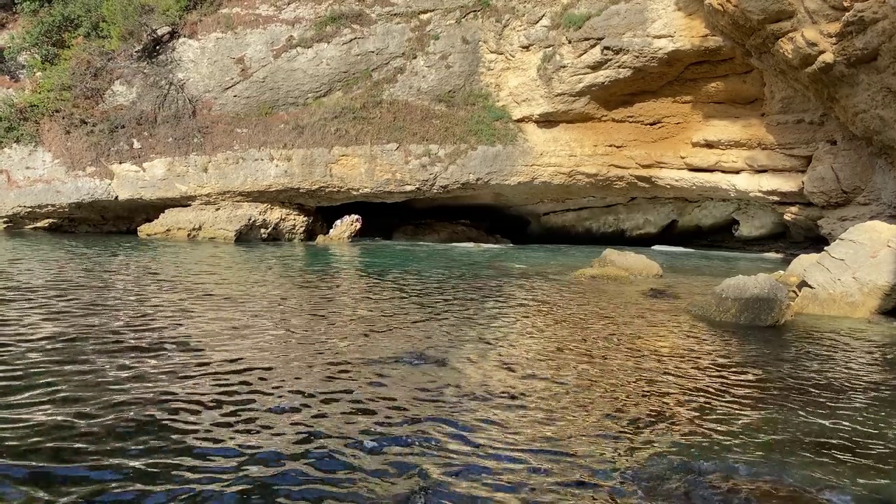 夏季海岸岩洞附近天堂泻湖的海浪。视频素材