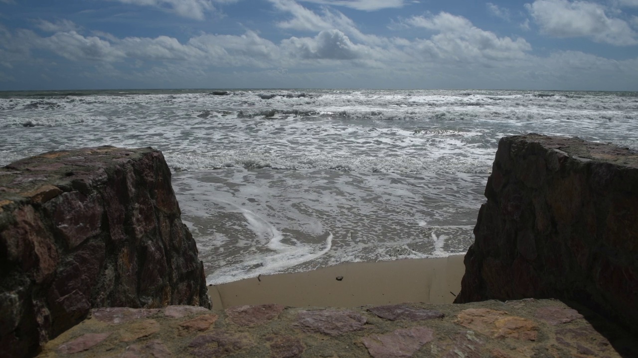 海浪从疯狂和美丽的海风吹向海岸。视频素材