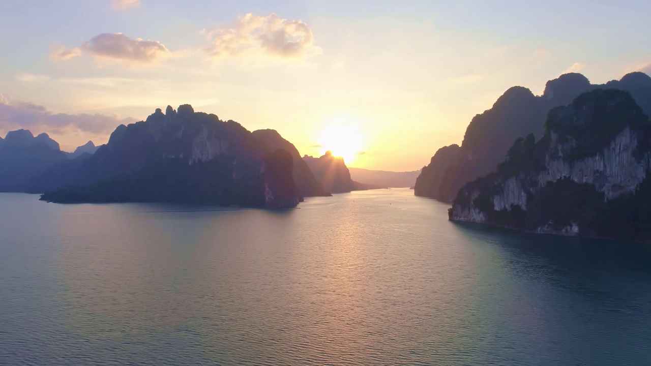 无人机俯瞰泰国热带山峰美丽的群岛岛屿泰国风景秀丽的山脉在考索国家公园的湖上令人惊叹的自然景观视频素材