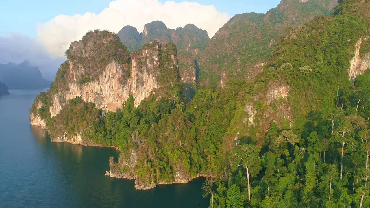 无人机俯瞰泰国热带山峰美丽的群岛岛屿泰国风景秀丽的山脉在考索国家公园的湖上令人惊叹的自然景观视频素材