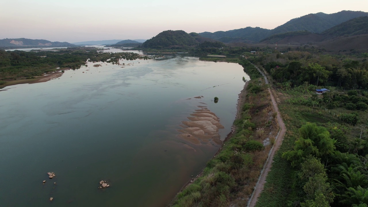 用无人机鸟瞰湄公河沿岸的乡村城市视频素材