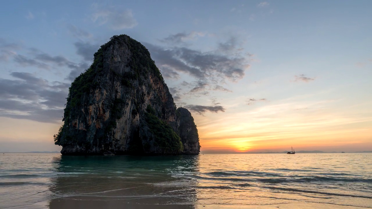 在泰国甲米的Phra nang洞穴海滩，热带岛屿的日落与海洋海水和沙滩延时拍摄自然景观视频素材