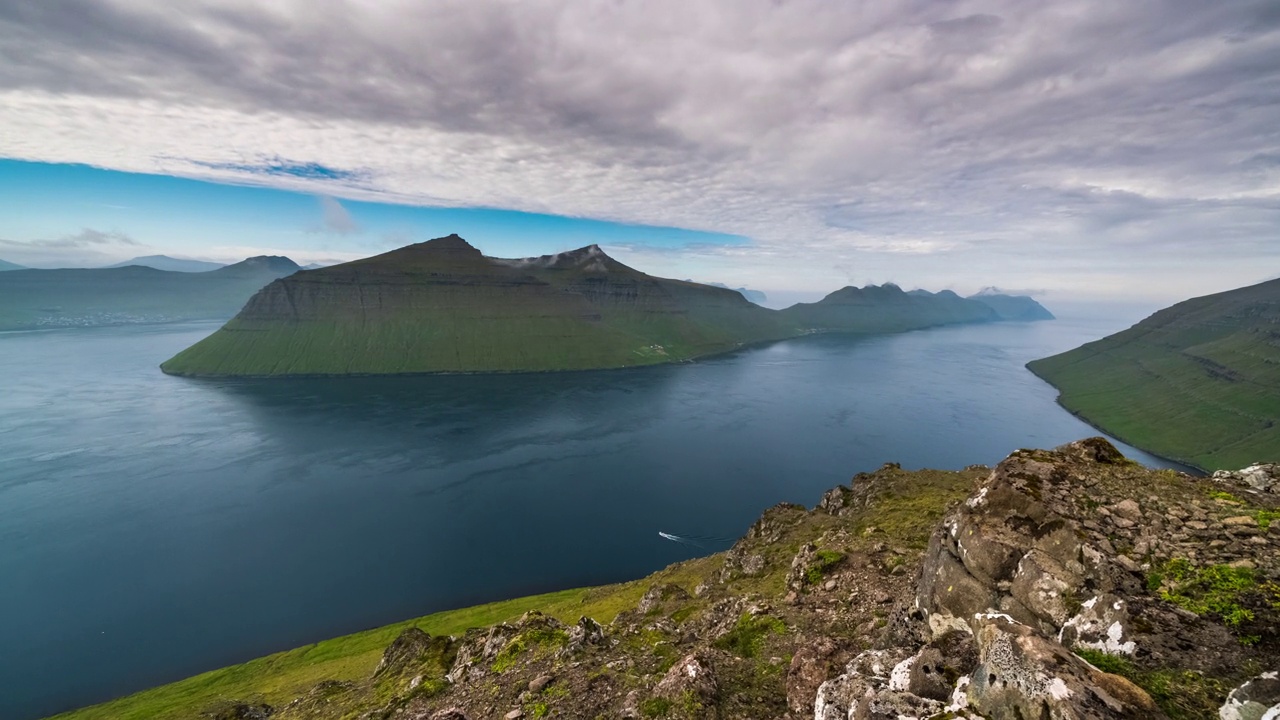 从Klakkur山观看峡湾的时间间隔。Klaksvik,法罗群岛视频素材