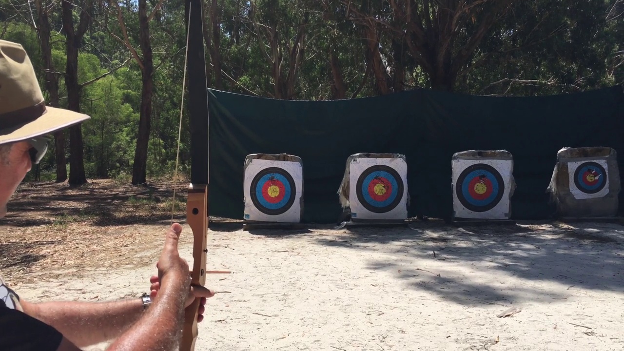 澳大利亚男子射手瞄准目标视频素材