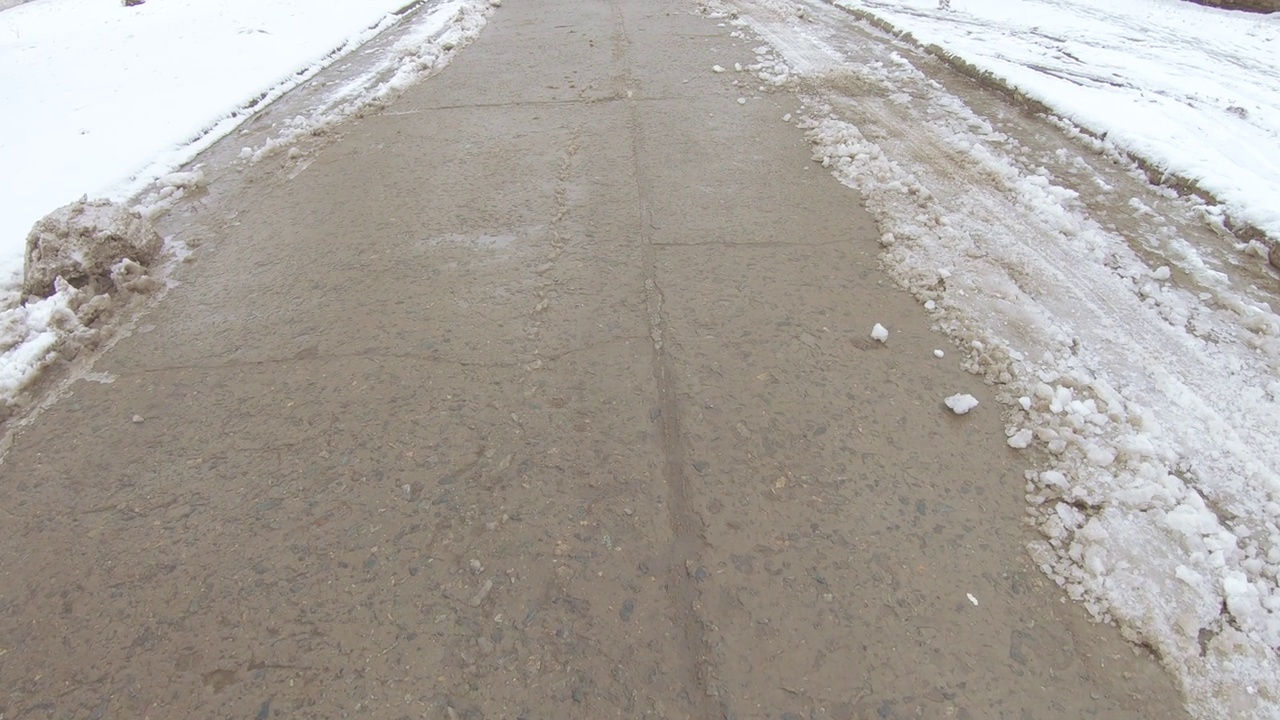 旧的混凝土道路和积雪视频素材