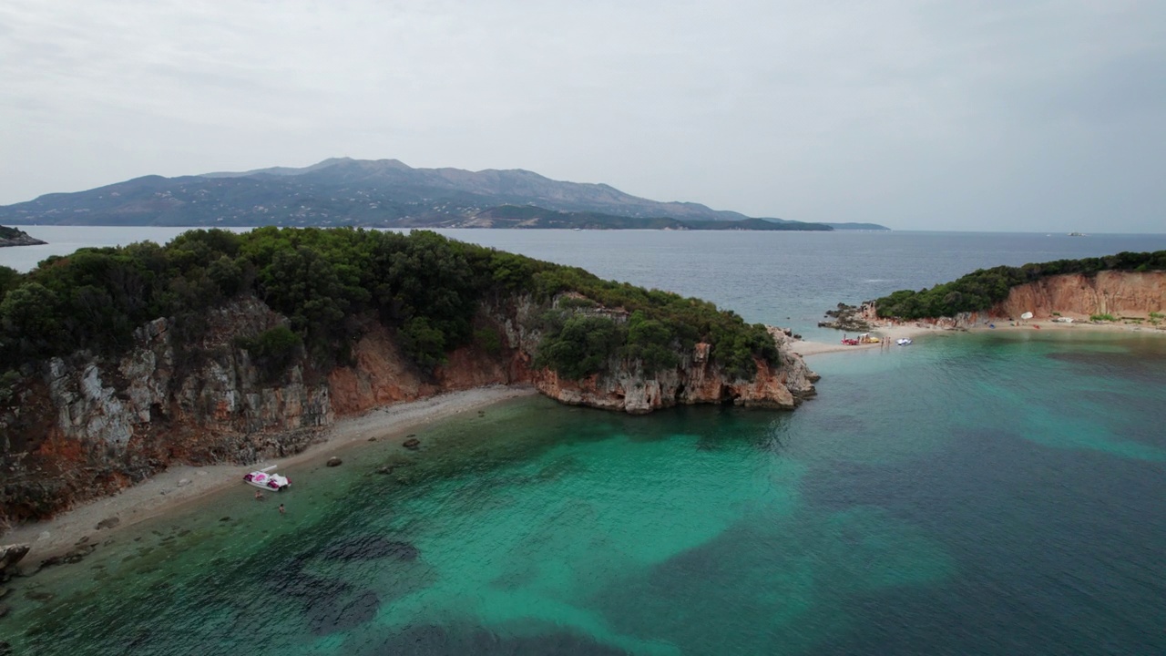 阿尔巴尼亚，Ksamil岛热带海滩的鸟瞰图，碧绿的海水视频素材