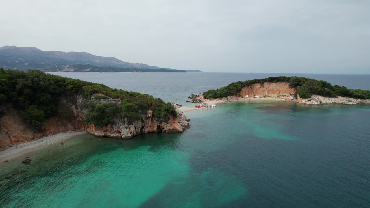 阿尔巴尼亚，Ksamil岛热带海滩的鸟瞰图，碧绿的海水视频素材