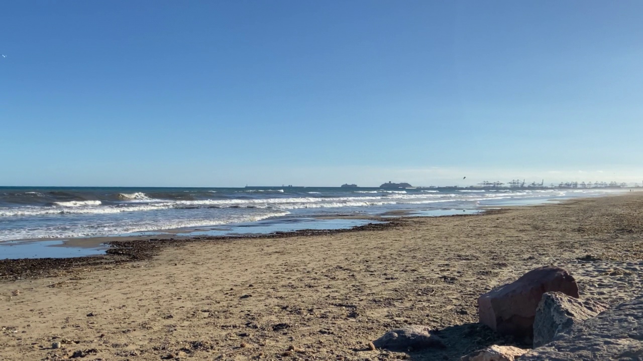 海浪在海上日落背景。风暴和大风时海上的波浪。海浪从海上冲到岸上。视频素材