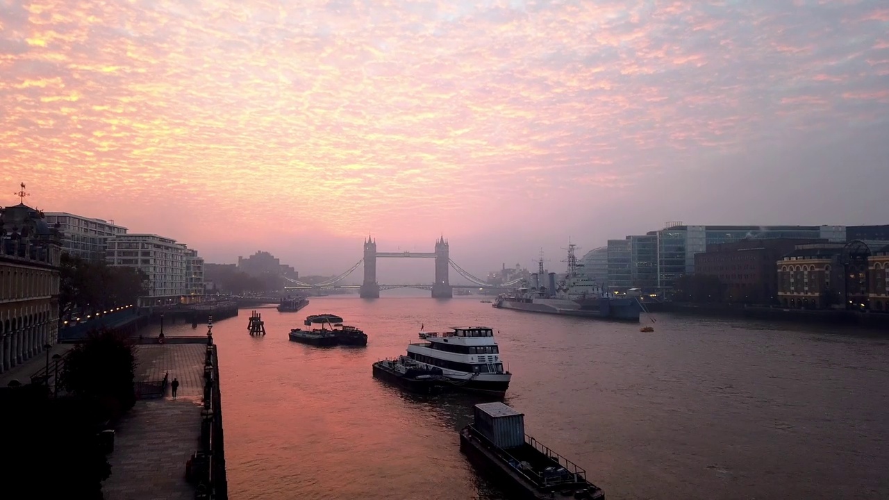 塔桥上充满活力的日出云朵的运动消失视频下载