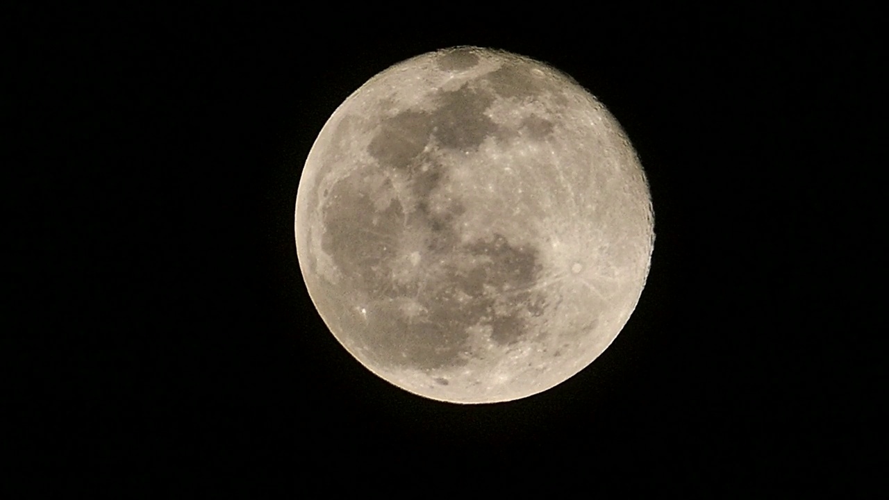 夜晚和满月，满月在黑暗的天空中闪耀，非常近距离的满月视频，4k质量，视频素材