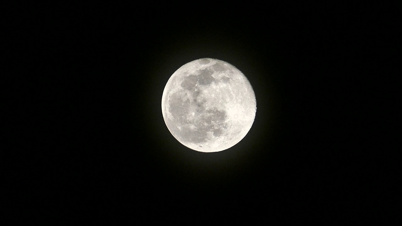 夜和满月，满月在黑暗的天空中闪耀，4k质量的满月视频，视频素材