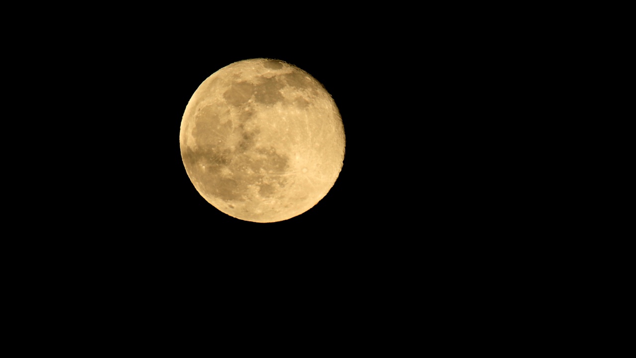 荷兰，Overijssel，漆黑的2月夜空中的满月。月亮从左向右移动。视频素材