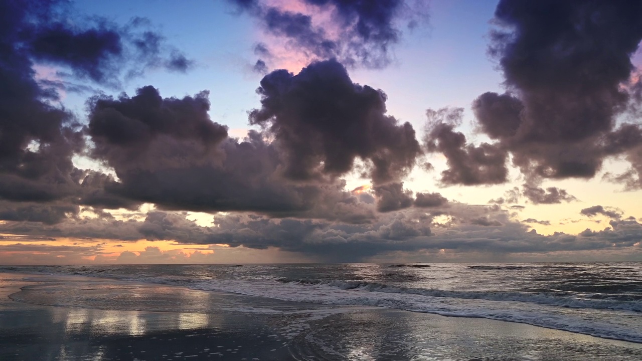 在荷兰Waddensea地区的Texel岛，秋日的暴风雨过后，北海海滩上的日落。视频素材