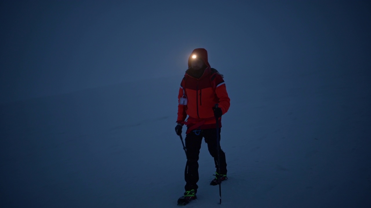 在冬天的雾夜登山。视频素材