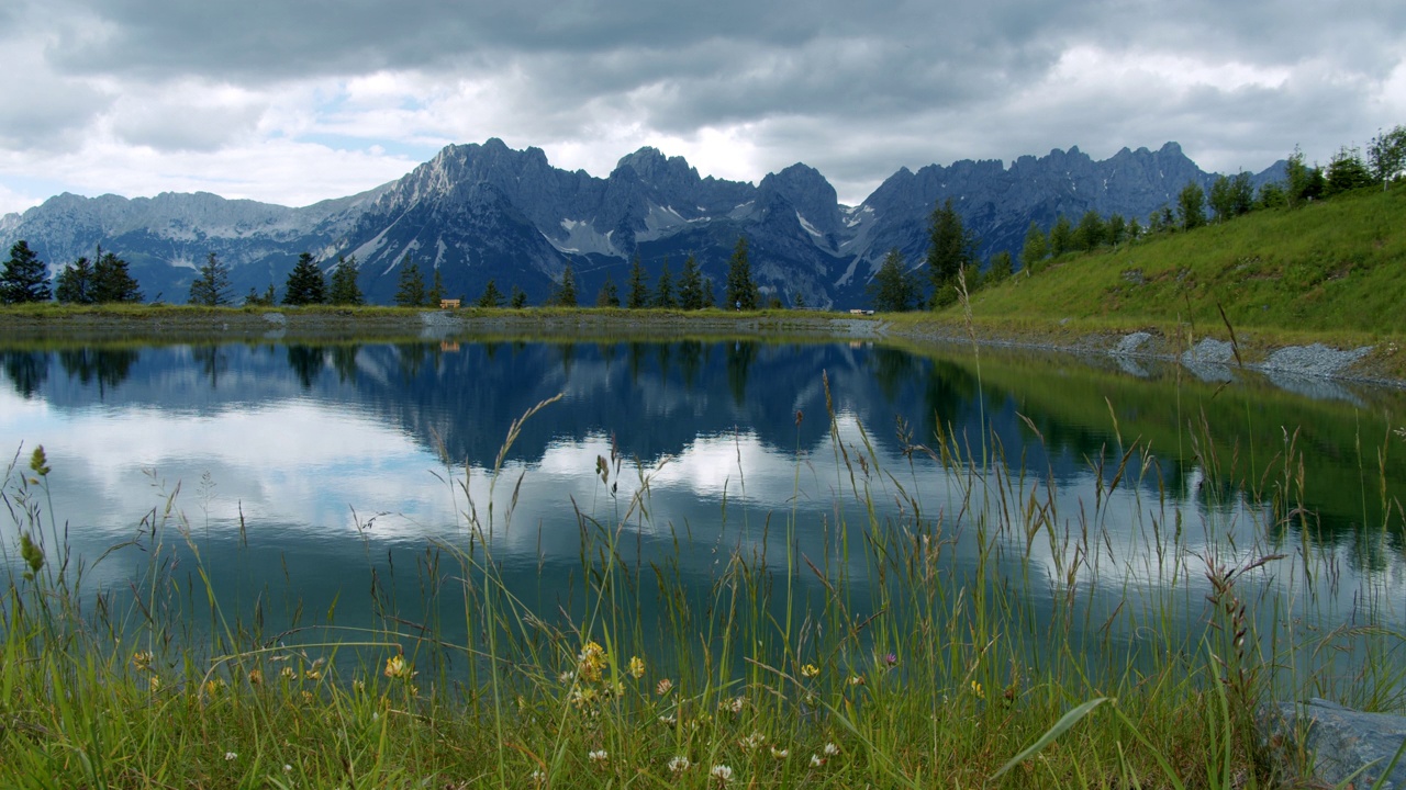 奥地利埃尔茂(Ellmau)的阿斯特伯格湖(Astberg lake)，水面上映出凯泽山脉(wild kaiser mountains)的景象视频下载