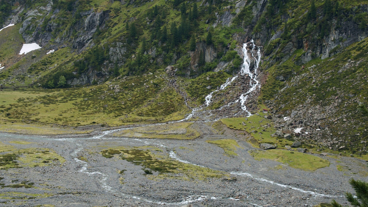 位于奥地利斯图拜的苏兹瑙山谷，有美丽的瀑布视频素材