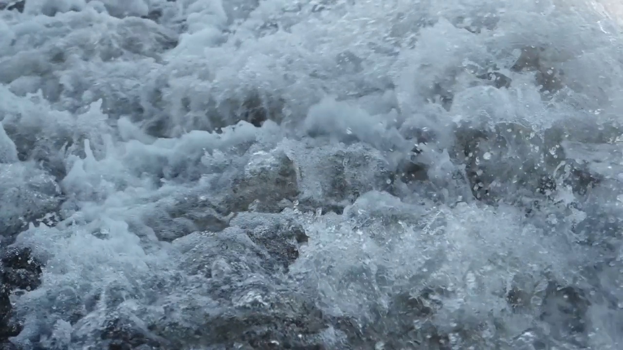 强大的海浪以慢动作相互撞击视频素材