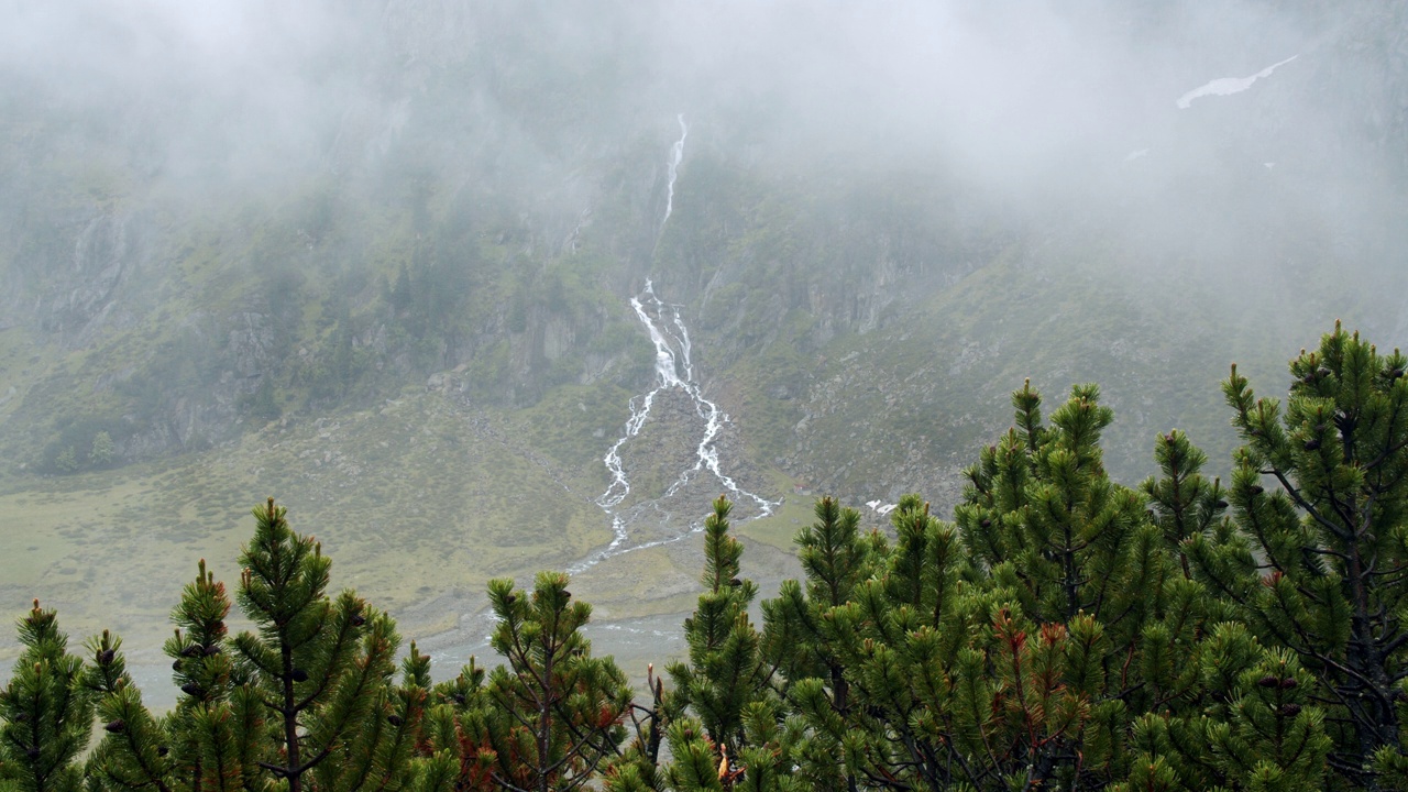 Stubai,奥地利。下雨天被移动的雾覆盖的苏兹瑙瀑布视频素材